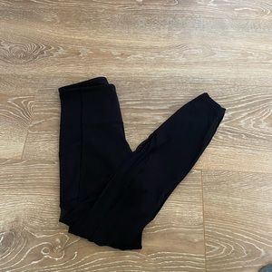 Black leggings with mesh pocket and mesh side panel